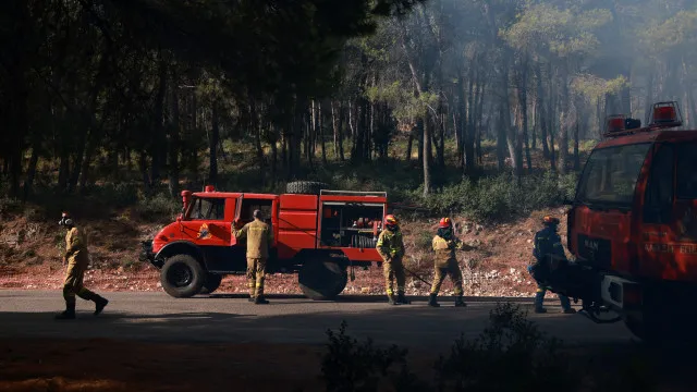
                    Dois helicópteros colidem durante combate aos incêndios na Grécia
                