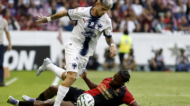 
                    Se é sensível, não olhe. Ex-Benfica causa lesão arrepiante no México
                