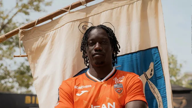 JÃ¡ Ã© oficial: Faye deixa Sporting e reforÃ§a Lorient por emprÃ©stimo