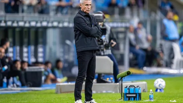 
                    Luís Castro vê Grêmio desperdiçar e adiar as decisões nos oitavos da Taça
                
