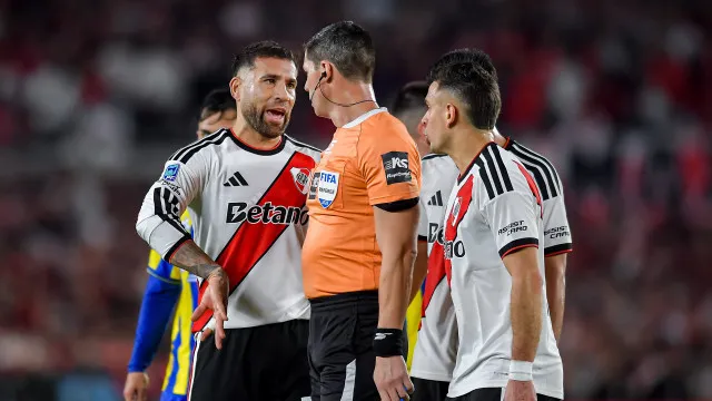 
                    Três jogos, três descalabros. Otamendi vive pesadelo no River Plate
                