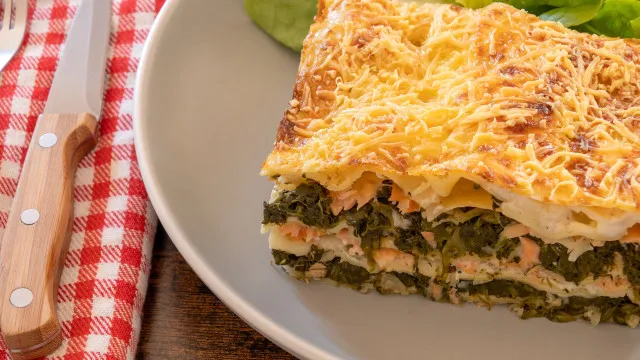 
                    Cremosa e muito simples: Prove esta lasanha de salmão com espinafres
                