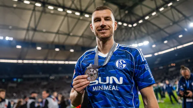 Oficial: Edin Dzeko renova por mais uma temporada com o Schalke 04