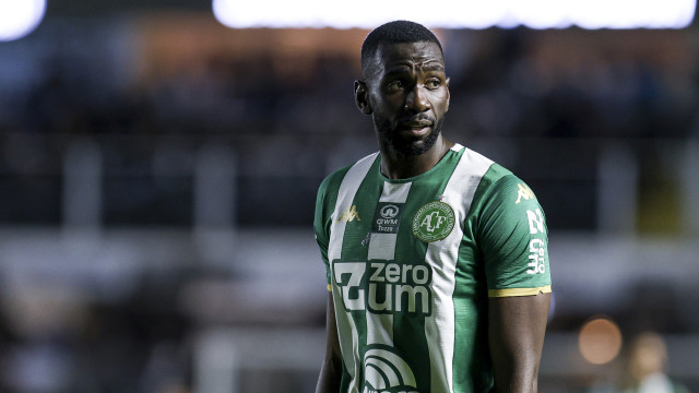 Ex-Sporting sofre choque em pleno relvado e acaba internado