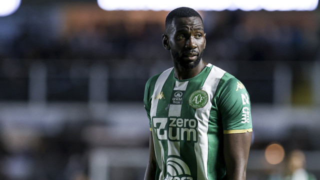 Ex-Sporting sofre choque em pleno relvado e acaba internado