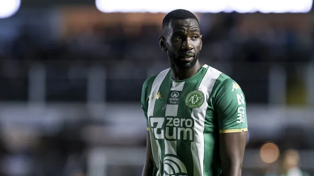 Ex-Sporting sofre choque em pleno relvado e acaba internado