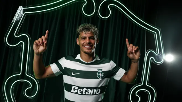 
                    Oficial: Sporting segura Maxi Araújo e aplica cláusula milionária
                