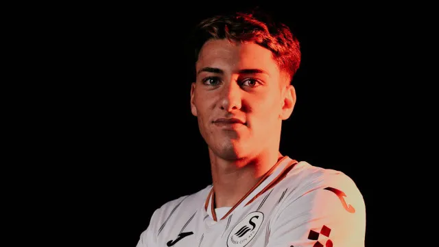 
                    Oficial: Benfica empresta Tiago Parente ao Swansea
                