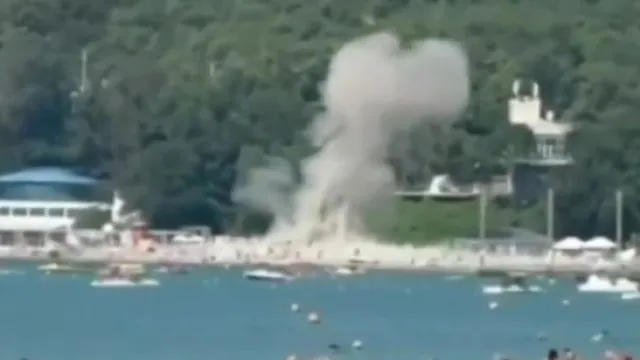 
                    Momento em que drone cai em resort na Rússia e faz 7 mortos (3 crianças)
                