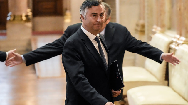 Exames. Ministro lamenta falhas, garante melhorias e nega virar de costas