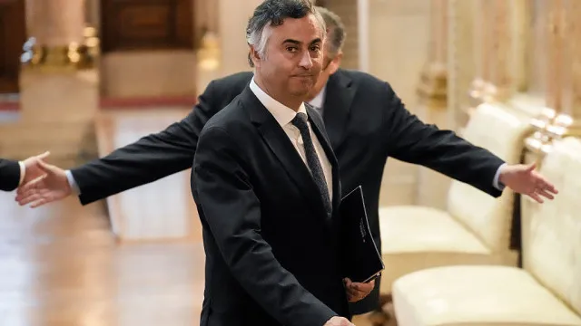 Exames. Ministro lamenta falhas, garante melhorias e nega virar de costas