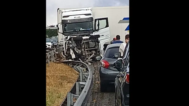 
                    Acidente com camião corta A4 em Valongo. Há dois feridos
                
