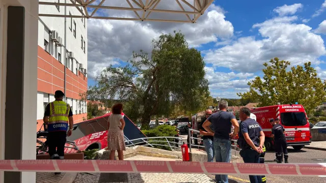 Autocarro colide contra Hospital de Tomar. HÃ¡ feridos