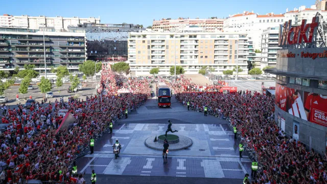 
                    Benfica 'fura' castigo e anuncia plano para 'fintar' jogo à porta fechada
                