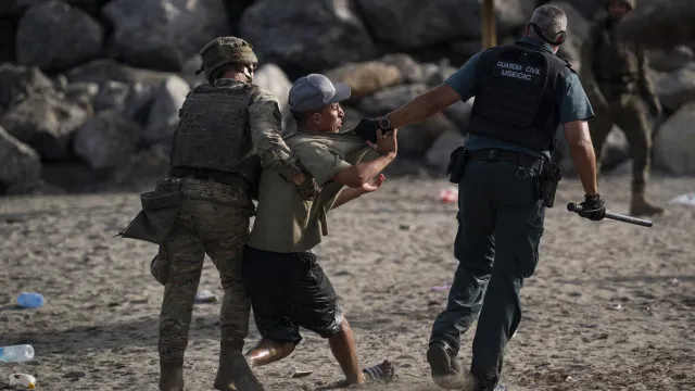
                    UE elogia resposta de Espanha à crise migratória em Ceuta
                