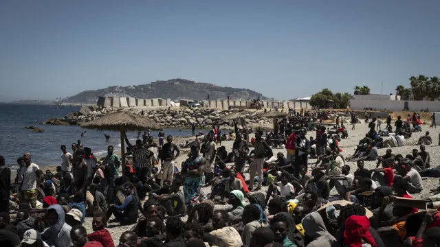 
                    Ceuta prepara armazéns para acolher mil menores desacompanhados
                