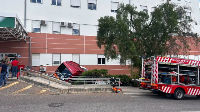 
                    Um morto após autocarro embater contra hospital em Tomar: O que se sabe
                