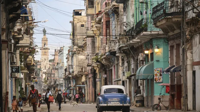 
                    EUA aumentam contingente es serviços de informação em Havana. Porquê?
                