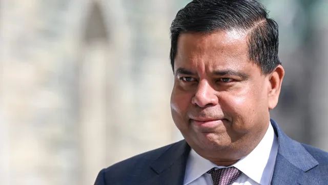 
                    Canadá cria registo público de influência estrangeira para proteção
                