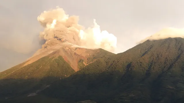 
                    Guatemala em alerta máximo com vulcão do Fogo em erupção
                