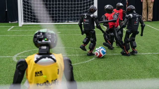 Brasil estreia seleÃ§Ã£o nacional de futebol com robÃ's humanoides