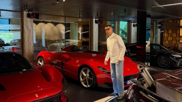 "Os meus brinquedos". Cristiano Ronaldo abre as portas da garagem