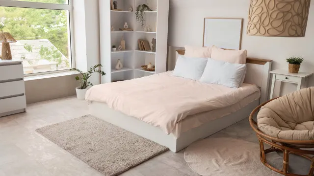 
                    Designers de interiores revelam 3 coisas que retiram do quarto no verão
                