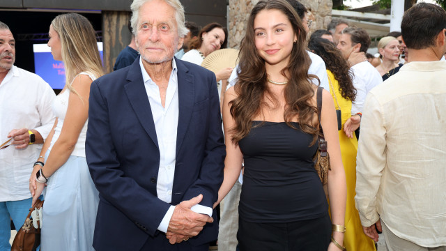Michael Douglas surge de mãos dadas com a filha em evento na Espanha