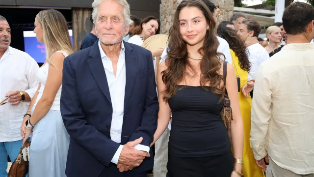 Fotos. Michael Douglas em rara apariÃ§Ã£o com a filha mais nova
