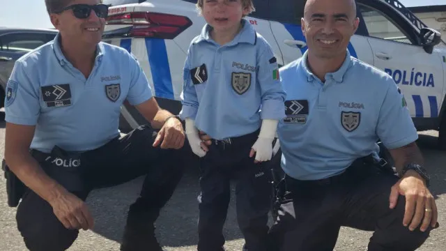 Menino com "doenÃ§a genÃ©tica rara" foi agente da PSP por um dia: "Coragem"