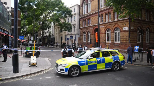 
                    Mulher esfaqueia quatro homens em Londres. Já foi detida
                