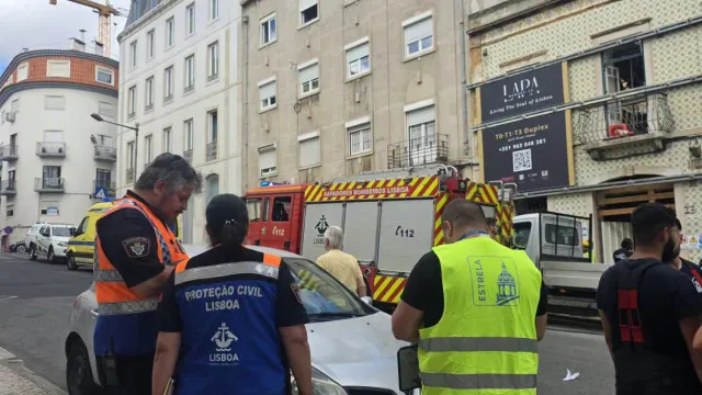 TrÃªs feridos apÃ³s prÃ©dio desabar durante obras na Estrela em Lisboa