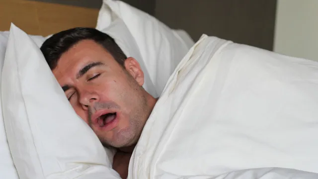 Babar durante o sono Ã© inofensivo ou um problema? Especialistas respondem