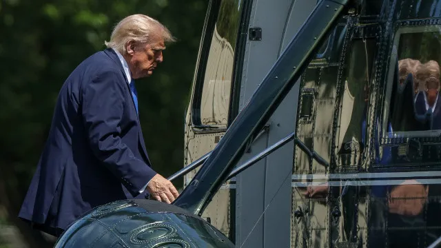 
                    Helicóptero de Trump aproximou-se demais de avião comercial na 3.ª-feira
                