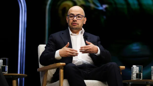 
                    Google reorganiza equipas de IA e promove Demis Hassabis
                