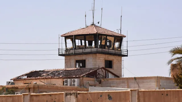 
                    Aeroporto de Deir Ezzor reabre após uma década encerrado devido à guerra
                