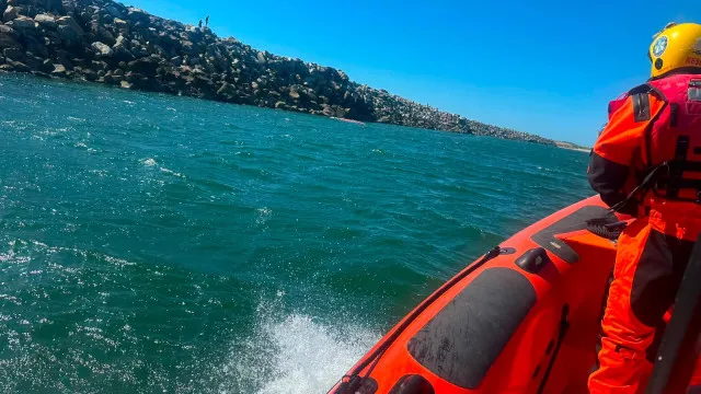 Praticante de windsurf entrou "em dificuldades" em Viana. AMN resgatou-o