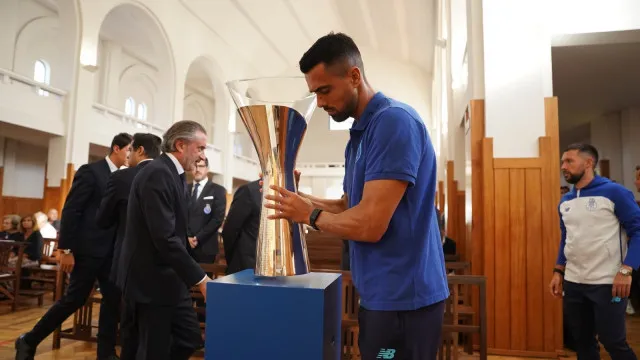 Plantel do FC Porto levou SupertaÃ§a para missa de homenagem a Jorge Costa