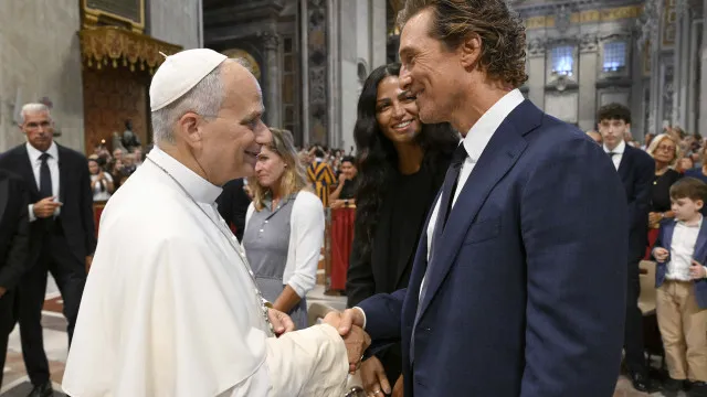 
                    Matthew McConaughey e a mulher encontram-se com o Papa no Vaticano
                