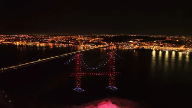 Drones iluminaram o Tejo nos 60 anos da Ponte 25 de Abril. As imagens
