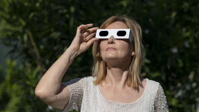 Eclipse. Encontrou em casa uns Ã³culos de 1999? Ainda sÃ£o seguros?