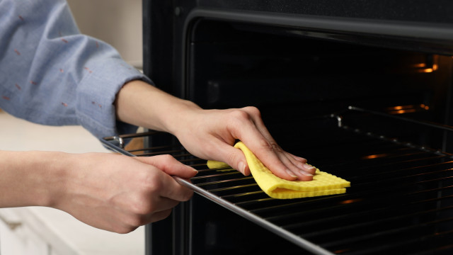 O seu forno precisa de uma limpeza profunda! 3 sinais de alerta