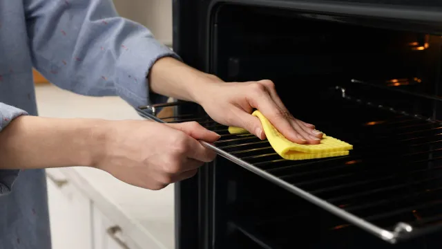 
                    O seu forno precisa de uma limpeza profunda! 3 sinais de alerta
                