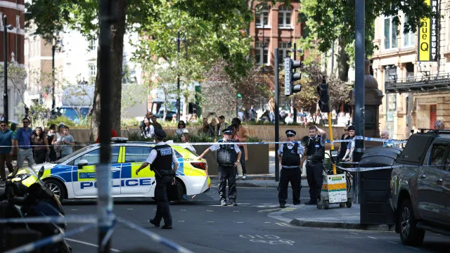 
                    Mulher acusada de esfaquear quatro homens fica sob custódia em Londres
                