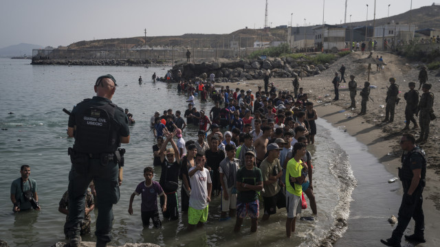 Inteligência espanhola alertou Marrocos e Madri sobre chegada de imigrantes a Ceuta