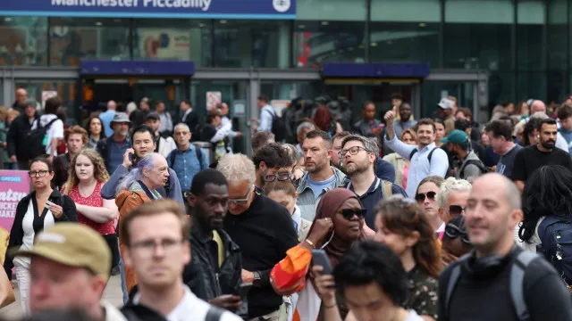 As imagens do caos após falha elétrica atingir comboios em Inglaterra