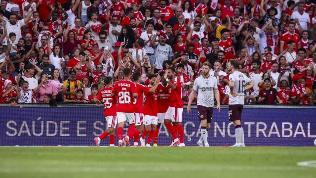 
                    Benfica 'estoura' ritmo cardíaco do Hearts e fica a um passo do playoff
                