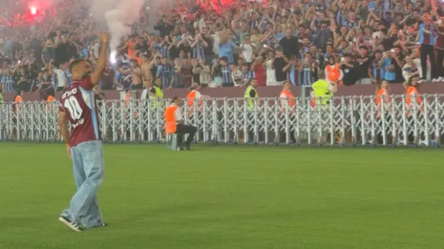 De arrepiar. Salah recebido como um 'rei' no estÃ¡dio do Trabzonspor