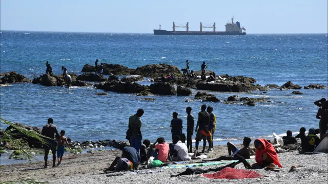 
                    Ceuta suspende limpeza em praia após regresso de 500 migrantes
                