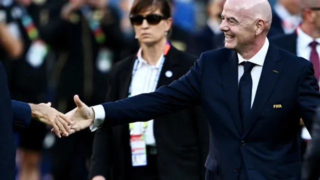 
                    Infantino enfrenta UEFA, mas não está sozinho. Eis quem o apoia
                